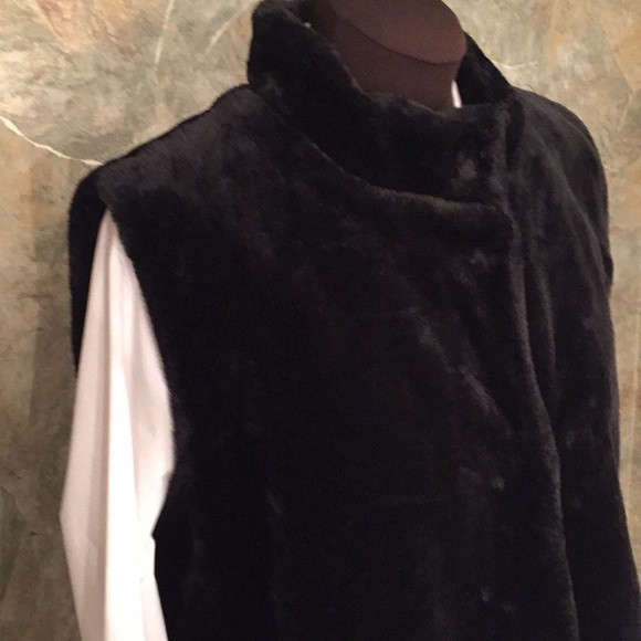 Tutor Court 🌹Soft furry like vest. - Picture 2 of 8